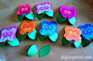 alice in wonderland paper flowers with faces (6) (560x372) DIY Inspired