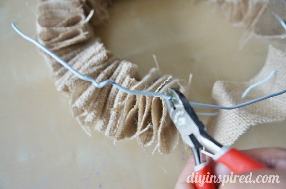 how-to-make-a-burlap-wreath (1)