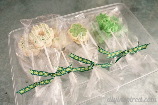 easy-st.patty's-day-cookie-pops