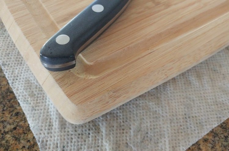 kitchen-hacks-paper-towel-cutting-board