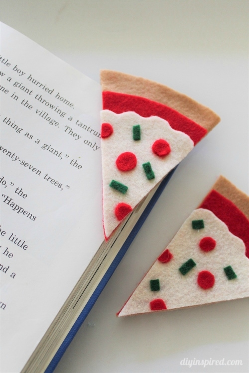 How to make a no sew DIY Felt Pizza Bookmark for a back to school kid’s craft.