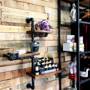A Simple and Inexpensive Way to Build a DIY Pallet Wall